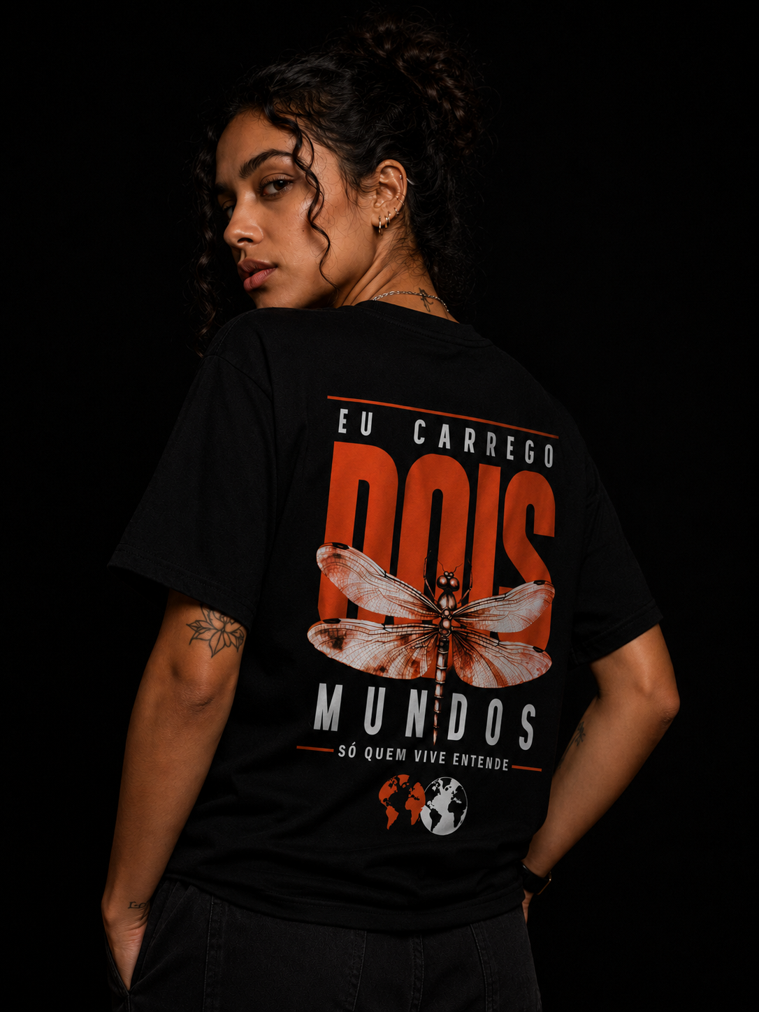 Camiseta - "Eu Carrego Dois Mundos" | 100% Algodão