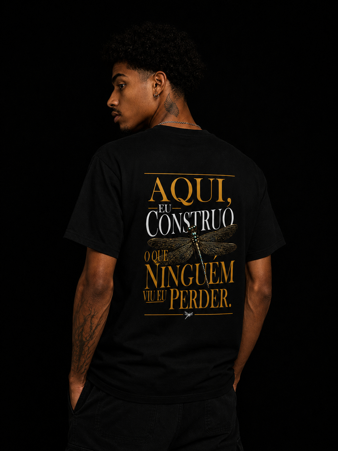 Camiseta - "Aqui, Eu Construo o Que Ninguém Viu Eu Perder" | 100% Algodão